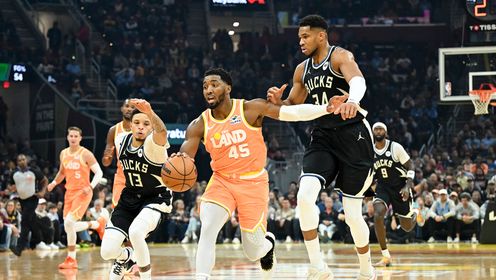 2025年11月18日 骑士力克雄鹿！米切尔37+5+7 梅里尔20+5 字母哥伤退