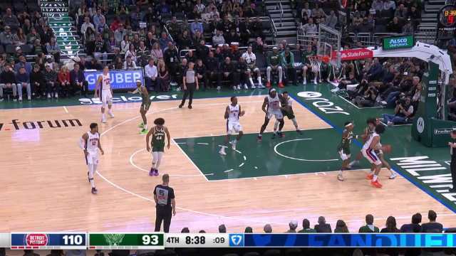 2025年11月23日 活塞轻取雄鹿豪取12连胜 CC29+8+10 艾维复出10分 字母哥缺战